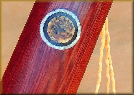 Giant-Sequoia-yellow_cedar_burl_wolf_carved-7.jpg (42808 bytes)