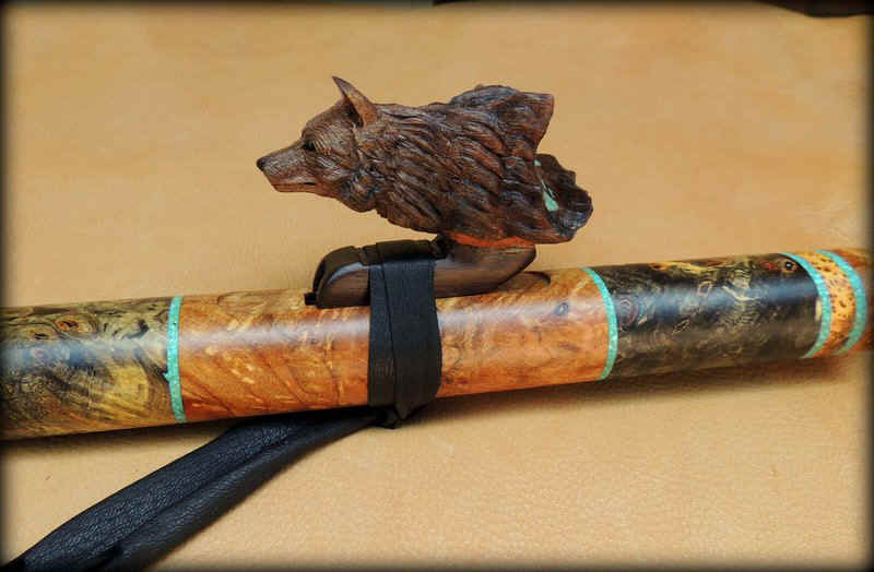 black_wolf_carved_inlay_flute_f_sharp_00002.JPG (89262 bytes)