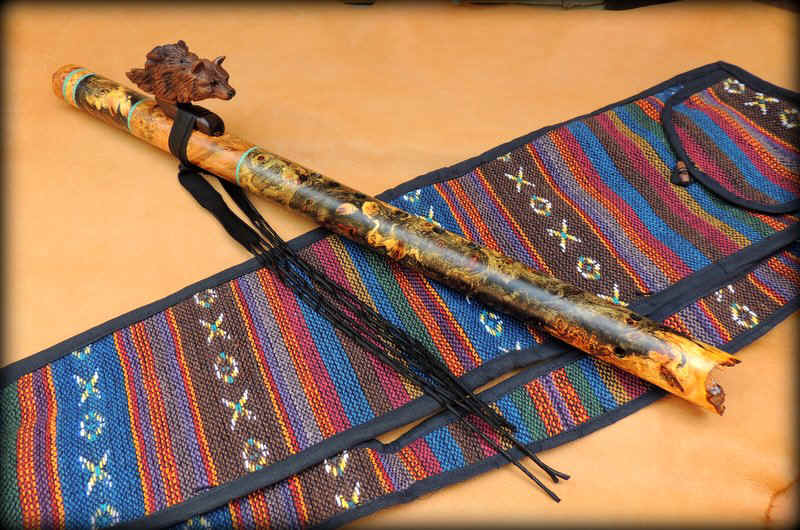 black_wolf_carved_inlay_flute_f_sharp_00003.JPG (152661 bytes)