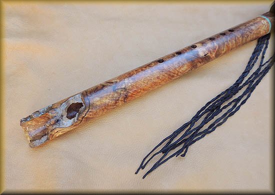 kodiak_bear_sculpture_burl_birdseye_maple_flute-13.jpg (36152 bytes)