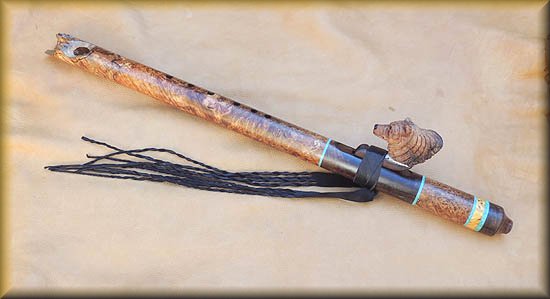 kodiak_bear_sculpture_burl_birdseye_maple_flute-9.jpg (24116 bytes)
