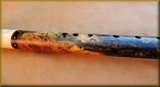 raven-flute-burl-e-minor4.jpg (32036 bytes)