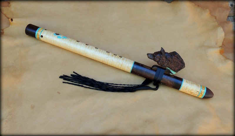wolf-black-flute-inlay-carved-07.JPG (57931 bytes)